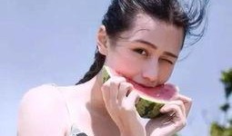 娱乐吃瓜君女生晒自拍,这颜值也太能打了吧！”